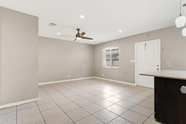 Building Photo - 709 SW 13th Ave