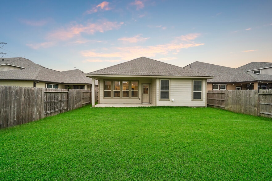 Building Photo - 27910 Augusta View Dr