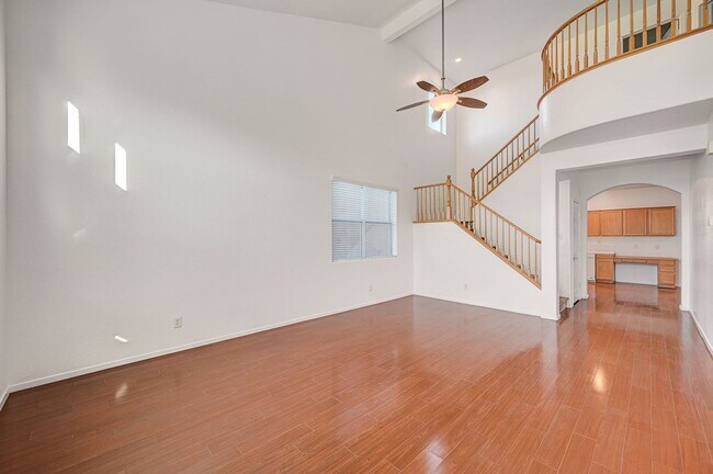 Building Photo - Stunning 4 Bed 2.5 Bath!