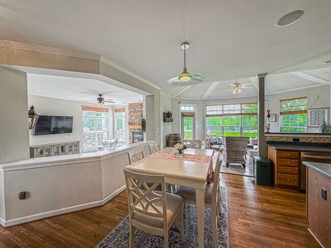 Building Photo - Fantastic 4 Bed 2.5 Bath Single Family Hom...