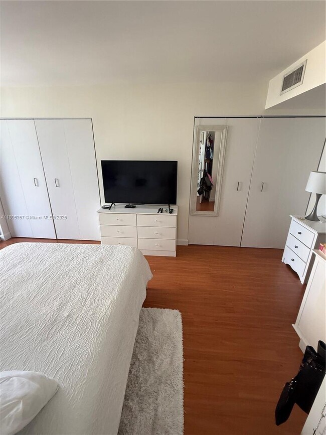 Building Photo - 540 Brickell Key Dr