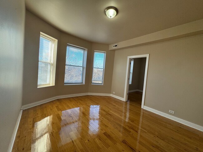 Building Photo - 6507 S Ingleside Ave