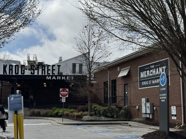 Building Photo - Prime Location