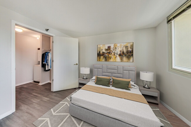 Building Photo - 345 N La Salle Dr