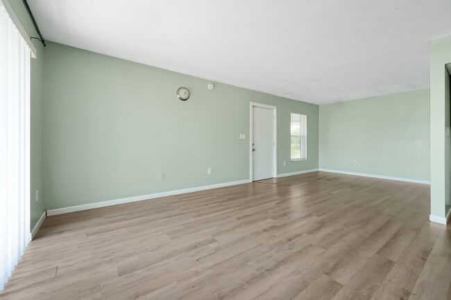 Building Photo - "Bright 2-Bed, 2-Bath Condo Retreat with Pool & Lake Views"