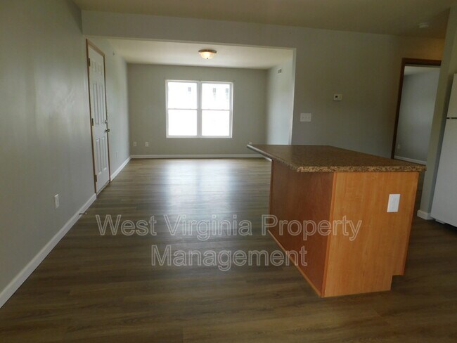 Building Photo - 212 Cardinal Wy