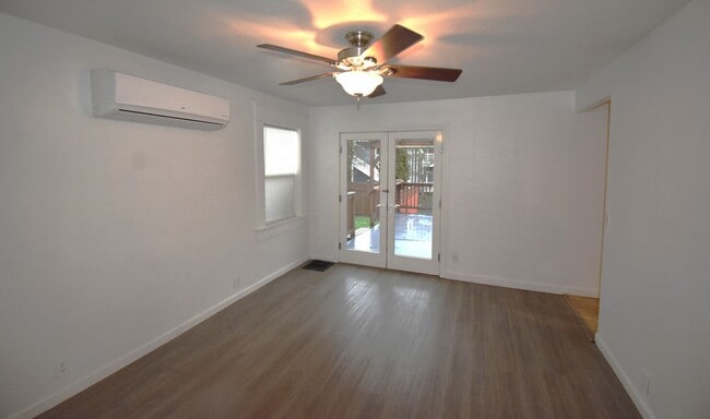 Building Photo - Move in special!  $1,500 off 1st months rent!