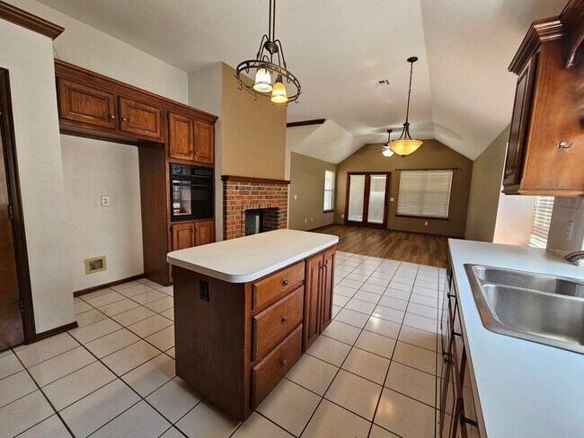 Building Photo - (3) Bed/(2) Bath in West Norman's Castlero...