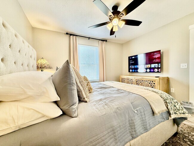 Building Photo - New 5BR Retreat With Hot Tub 2 Living Areas WC, OH