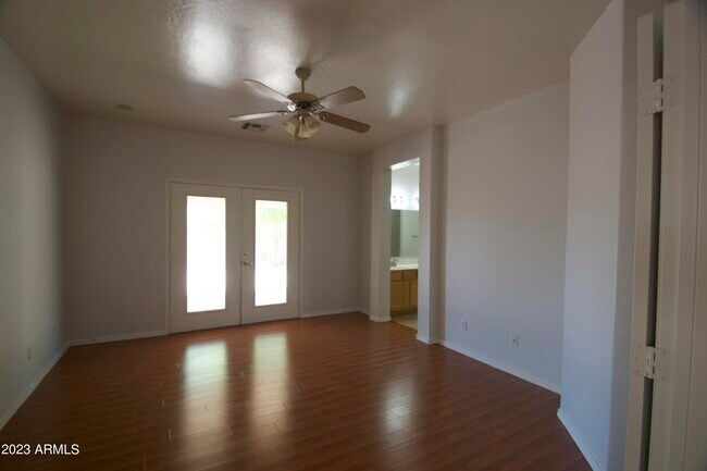 Building Photo - 2724 W Lamar Rd