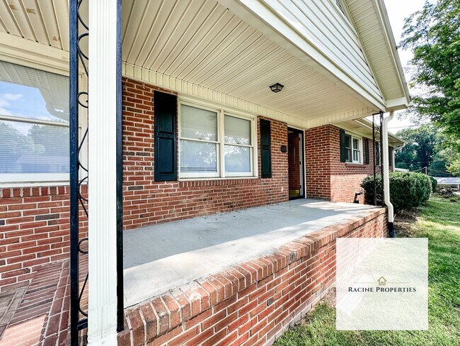 Building Photo - Beautiful Brick Ranch in Taylors, SC