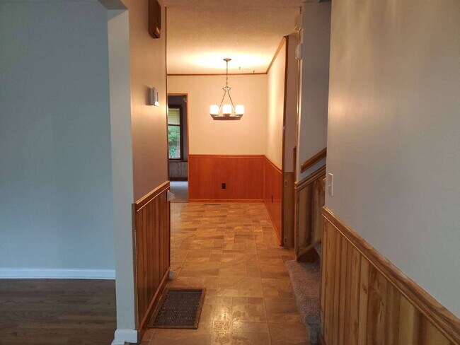 Building Photo - "Spacious 5-Bedroom Retreat with 3 Full Baths in Huntsville – Your Perfect Family Home Awaits!"