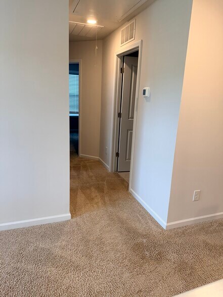 Building Photo - 726 Little Bluestem Dr