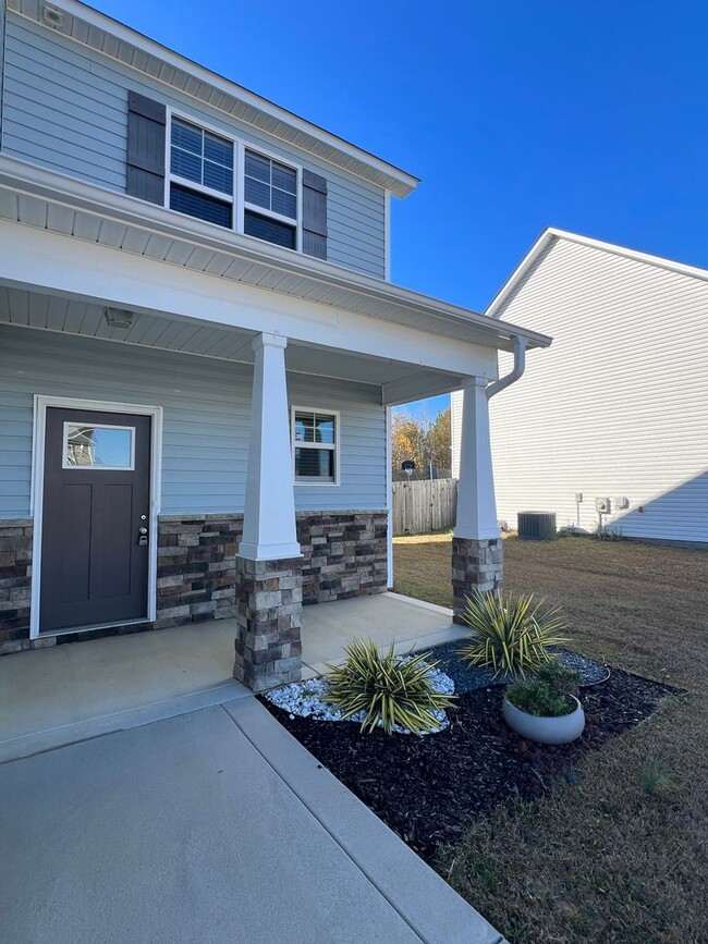 Building Photo - Beautiful 4 Bed 2.5 Bath Raeford Home with Fenced Yard
