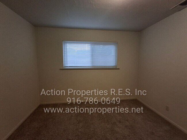 Building Photo - Central Roseville -Duplex 1 Bed, 1 Bath Duplex Large Fenced Yard, Gardener Included - No Laundry ...