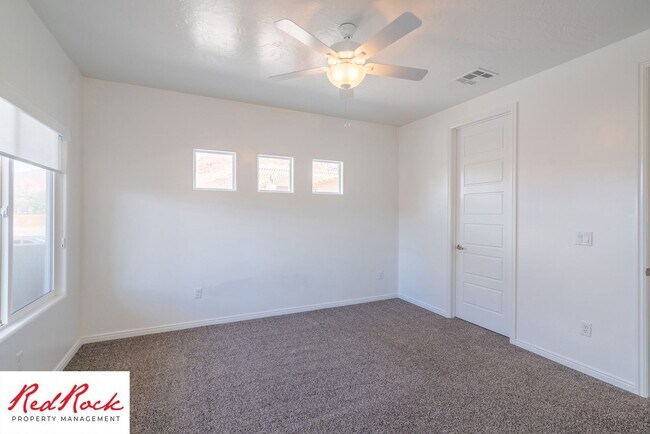 Building Photo - 3 Bedroom, 2.5 Bathroom Townhome in Ivins City