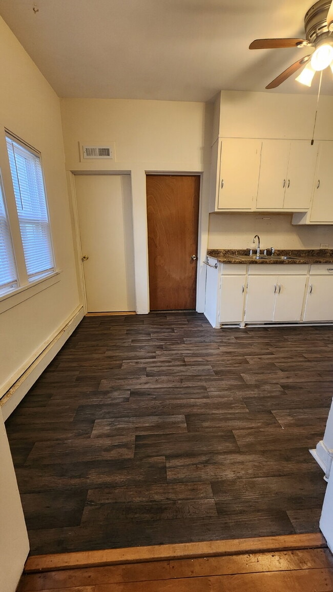 Building Photo - 2 Bedroom, 1 Bathroom with Laundry & Off Street Parking - Available August 1st!
