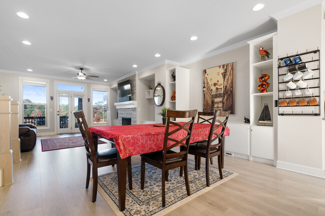 Building Photo - 7906 Laurel Crest Dr