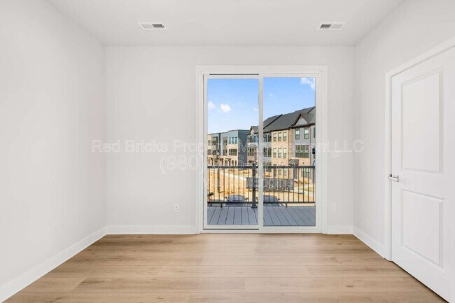 Building Photo - 2833 Statesville Ave