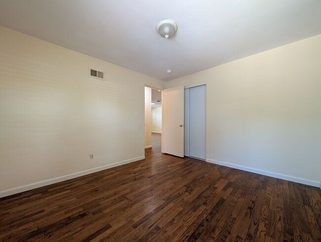 Building Photo - 890 E 29th Ave