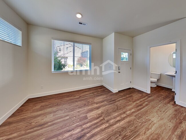 Building Photo - 33047 Lookout Ln