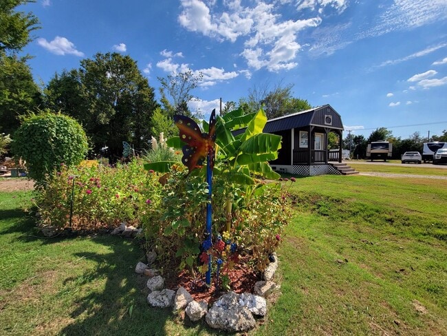 Building Photo - Cute Tiny Home near Cedar Creek Lake.  Fur...