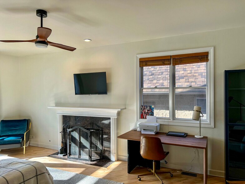 Building Photo - 2212 W Huron St