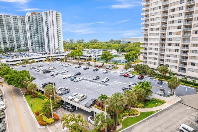 Building Photo - 300 Bayview Dr