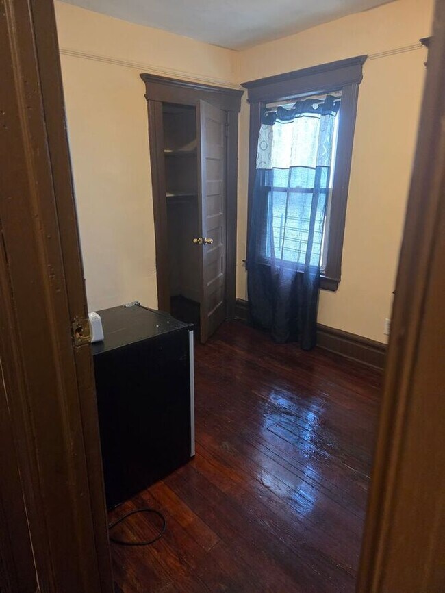 Building Photo - Spacious Newark Home – 7 Bedrooms, 2 Kitchens