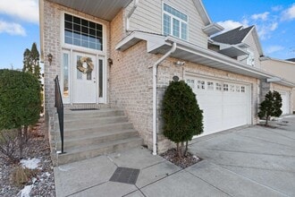 Building Photo - River Point Court Duplex