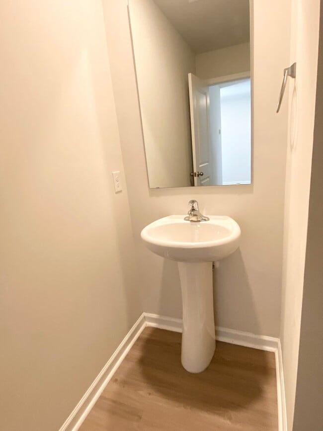 Building Photo - BETTER THAN NEW!