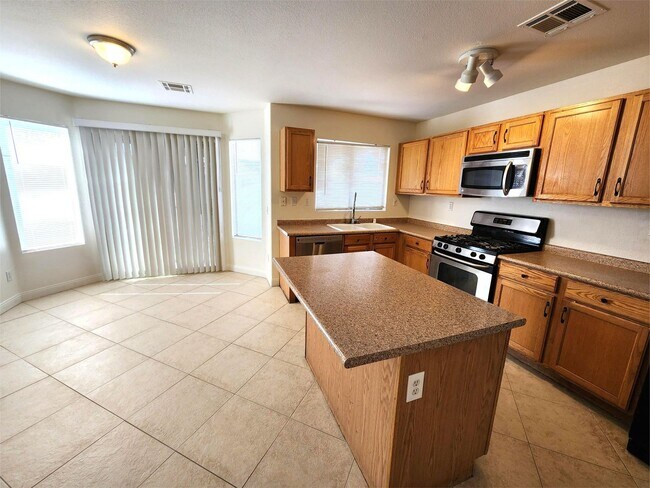 Building Photo - Single-Story Home with 2-Car Garage in Cul...