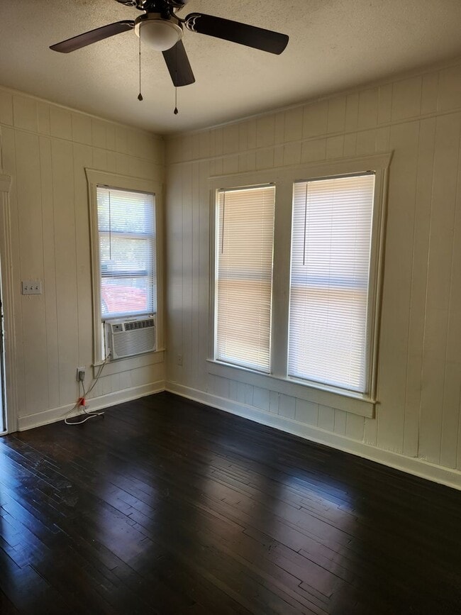 Building Photo - 1 Br Duplex - Available Now