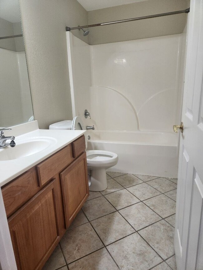 Building Photo - 2/2 Lower Unit Condo