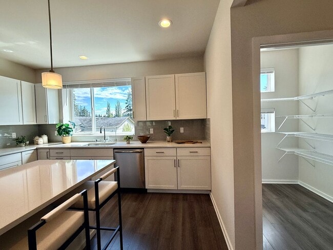 Building Photo - Like-New 4BR Corner Home w/ A/C, 2-Car Garage & Bonus Room