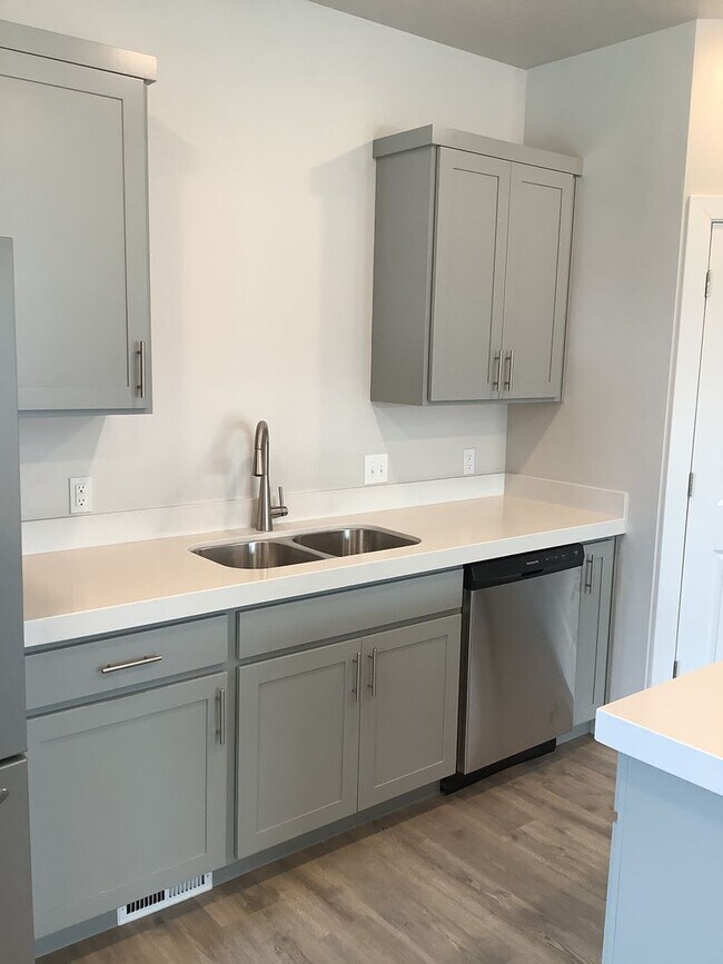 Building Photo - FREE RENT FIRST MONTH - Townhome in Prime ...