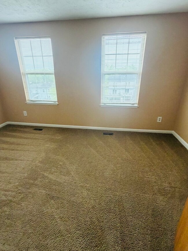 Building Photo - Edgewood 2 Bedroom End of Group For Rent!