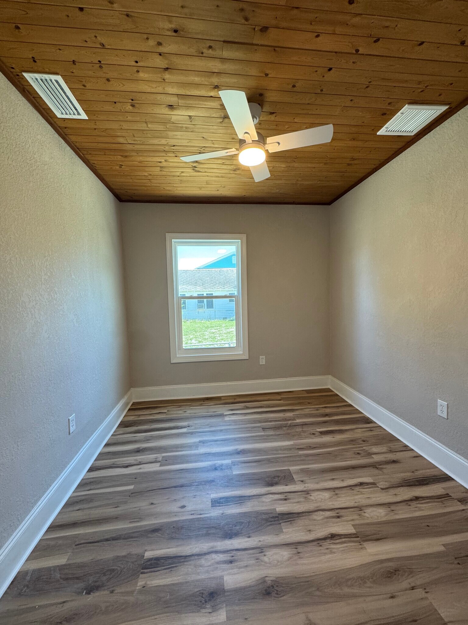 Building Photo - 708 Davis St