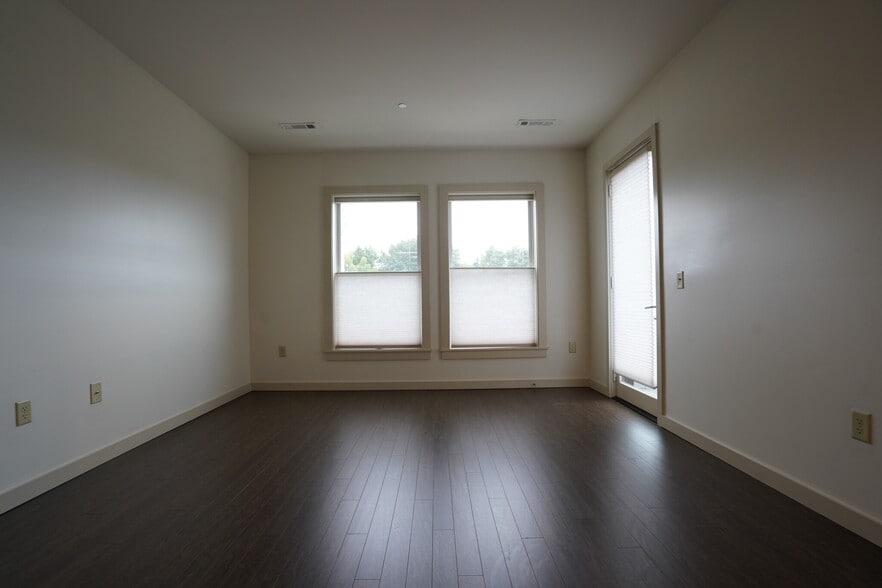 Building Photo - 400 Langley Rd