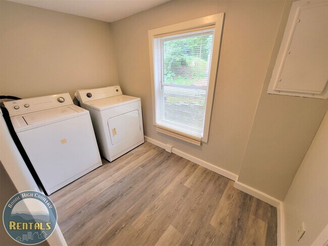 Building Photo - Charming 2 Bedroom Home --- Walking Distance to Campus!