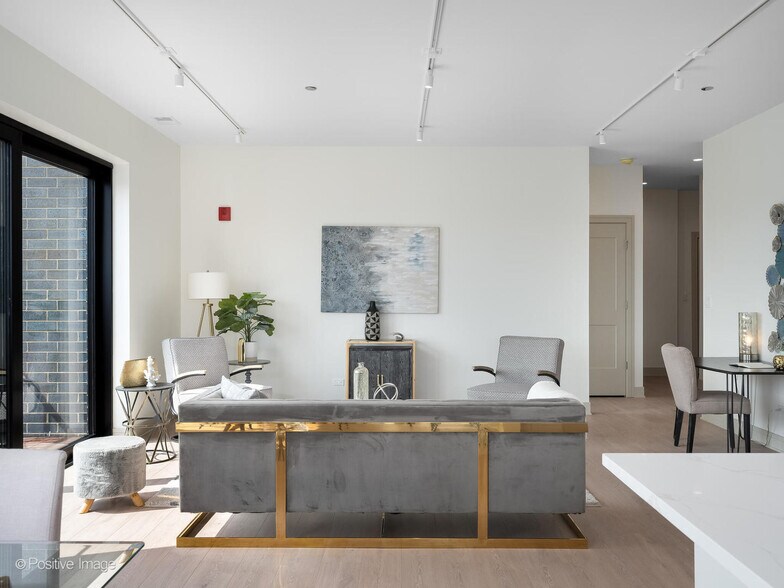 Building Photo - 3202 N Racine Ave