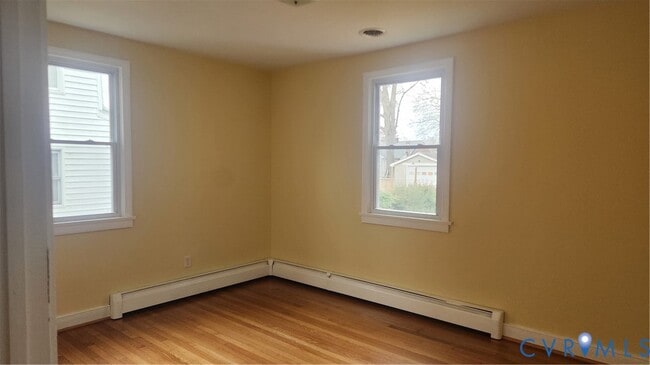 Building Photo - 428 Roslyn Ave