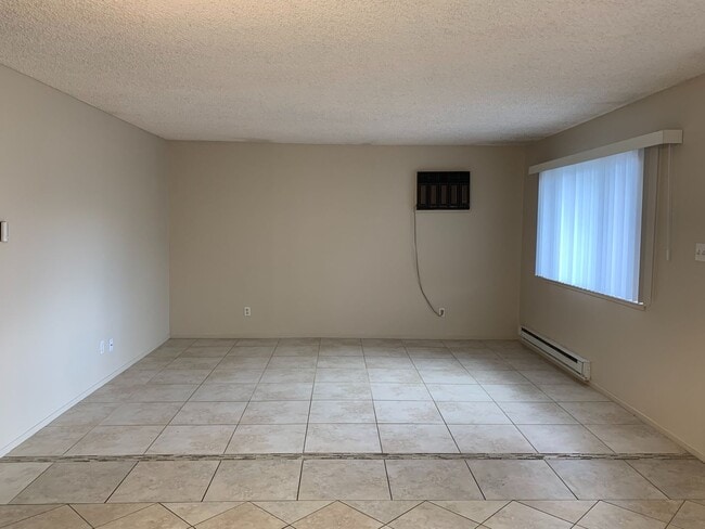 Building Photo - ONLY $1,500 PER MONTH FOR THIS SUPER CUTE , SPACIOUS 2 BEDROOM / 1 BATHROOM CONDO CENTRALLY LOCAT...