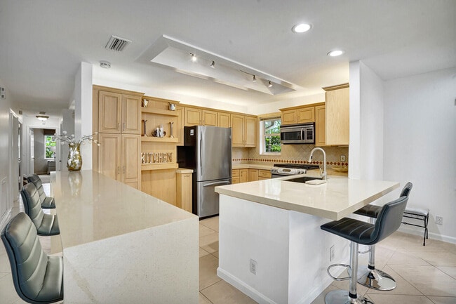 Building Photo - 290 Fern Dr
