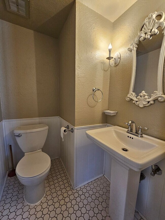 Building Photo - (2) Bed/2.5 (Bath)Townhome! Pool Access!