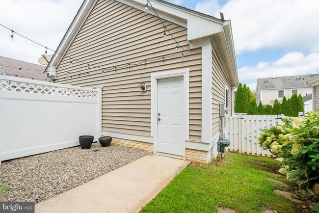 Building Photo - 124 Burnet Crescent