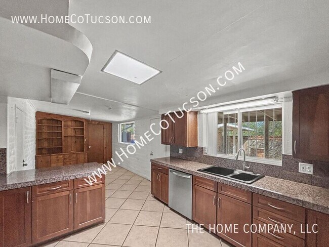 Building Photo - 800 N Alamo Ave