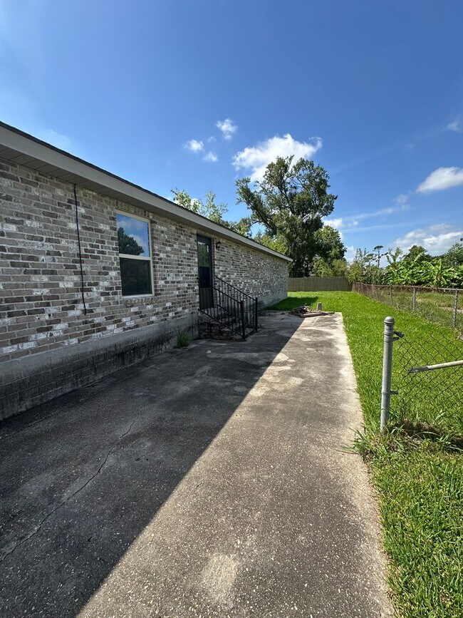 Building Photo - Like New 3 Bedroom 2 Bathroom Home