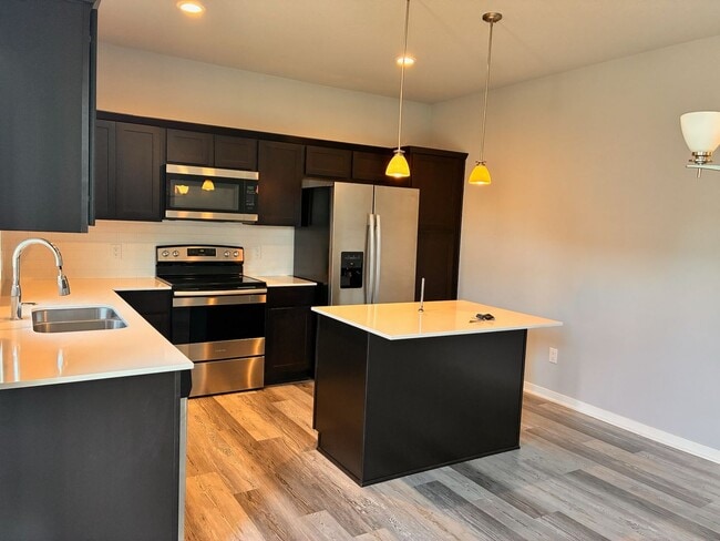 Building Photo - Spacious 3BR 2.5ba house in Urbandale, available NOW!