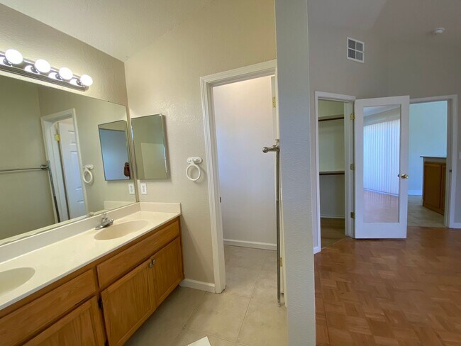 Building Photo - Great Location/Cozy Fireplace/Laguna Creek